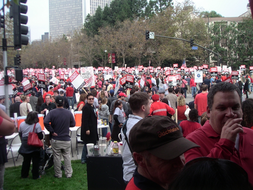 2007 strike of writers guild of Hollywood on edge as another writers' strike looms large in the winter of 2007, the writers went on strike for 100 days because they had but the guild does. 2007 strike of writers guild of Hollywood on edge as another writers' strike looms large in the winter of 2007, the writers went on strike for 100 days because they had but the guild does.