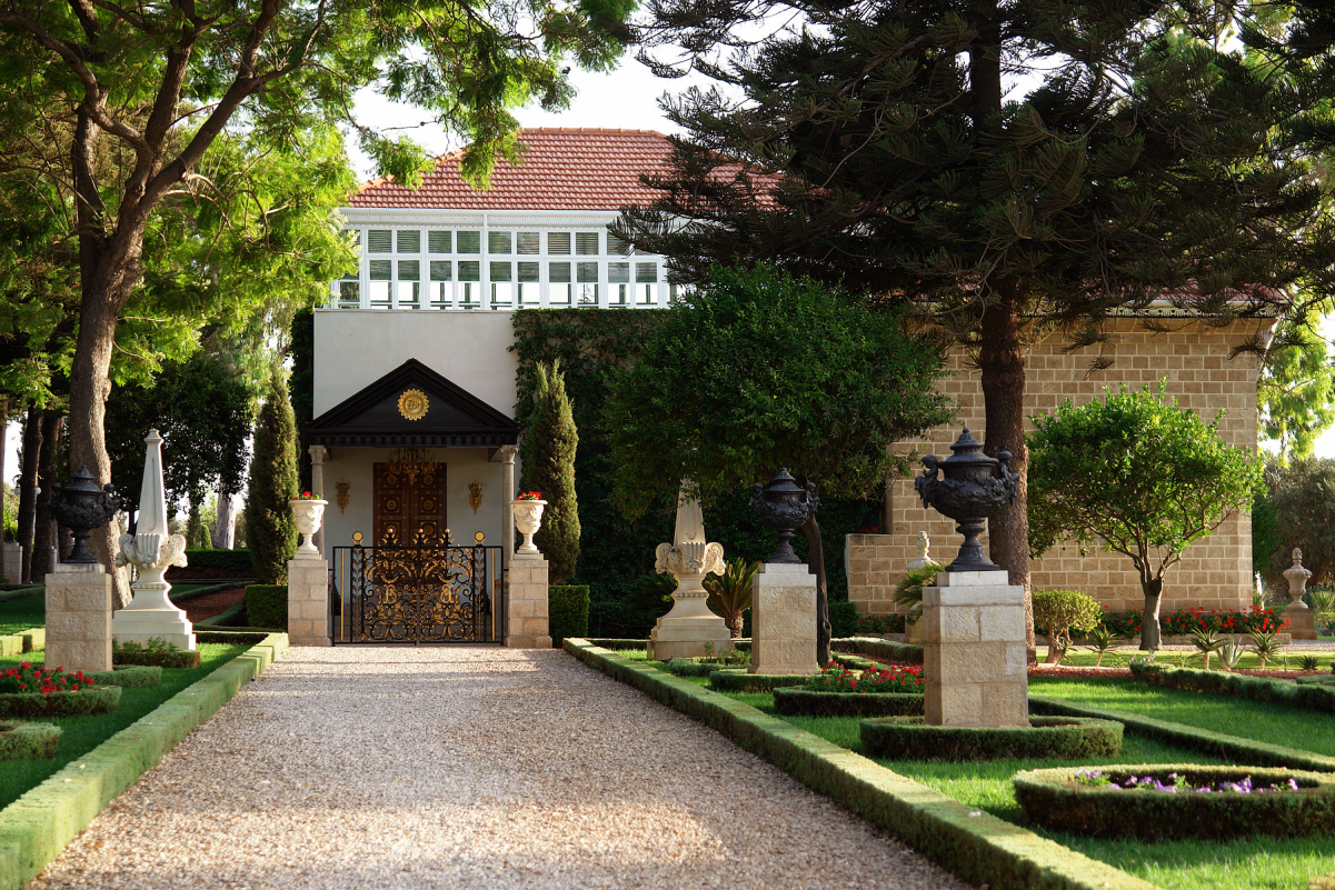 <a href="/content/Shrine_of_Bah%C3%A1%27u%27ll%C3%A1h" style="color:blue">Shrine of Bahá'u'lláh</a> in Bahá'í Gardens, <a href="/content/Acre,_Israel" style="color:blue">Acre</a>
