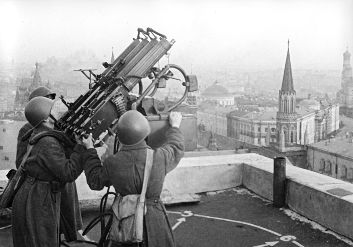 Soviet anti-aircraft gunners on the roof of <a href="/content/Four_Seasons_Hotel_Moscow" style="color:blue">the Moskva hotel</a>