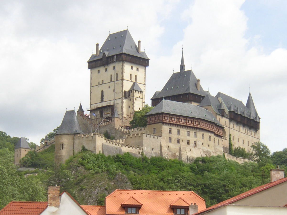 <a href="/content/Karl%C5%A1tejn" style="color:blue">Karlštejn Castle</a>
