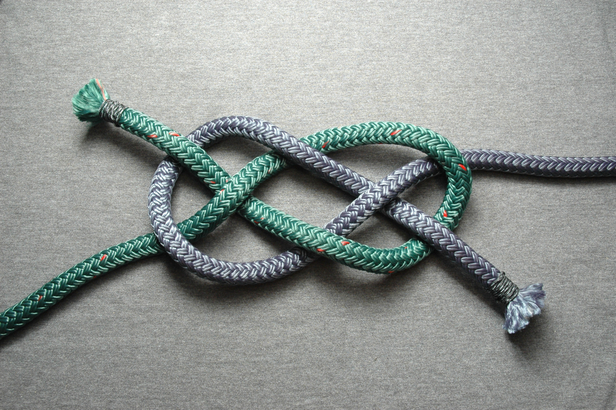 A fully interwoven diagonally opposed carrick bend
