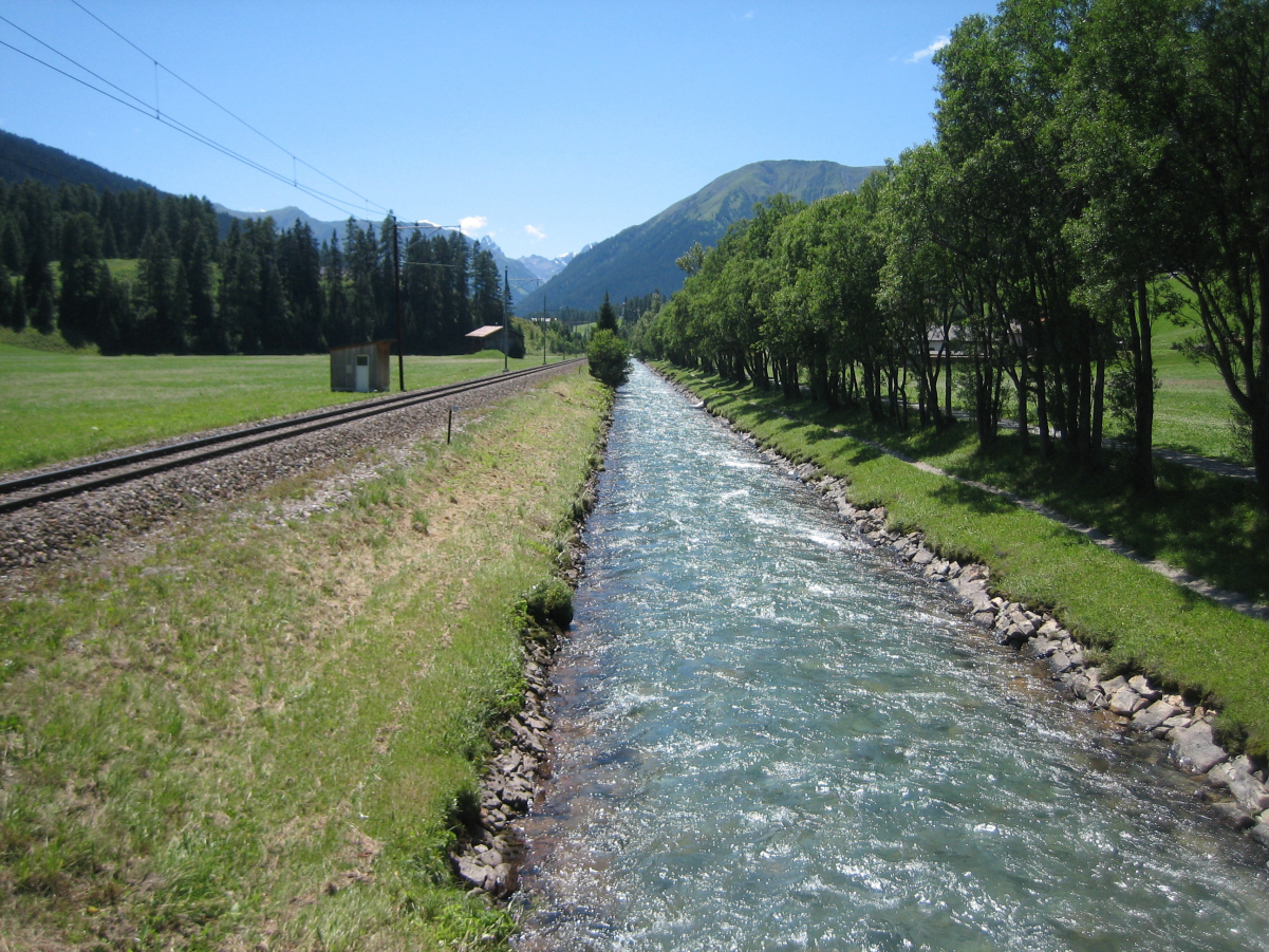 The Landwasser on the Davoser plateau next to the <a href="/content/RhB" style="color:blue">RhB</a> track between <a href="/content/Davos_Platz" style="color:blue">Davos Platz</a> and Frauenkirch near <i>In der Islen</i>, looking downstream, sout-west.