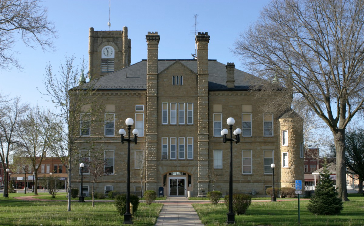 <a href="/content/Lucas_County_Courthouse_(Iowa)" style="color:blue">Lucas County Courthouse</a> in Chariton