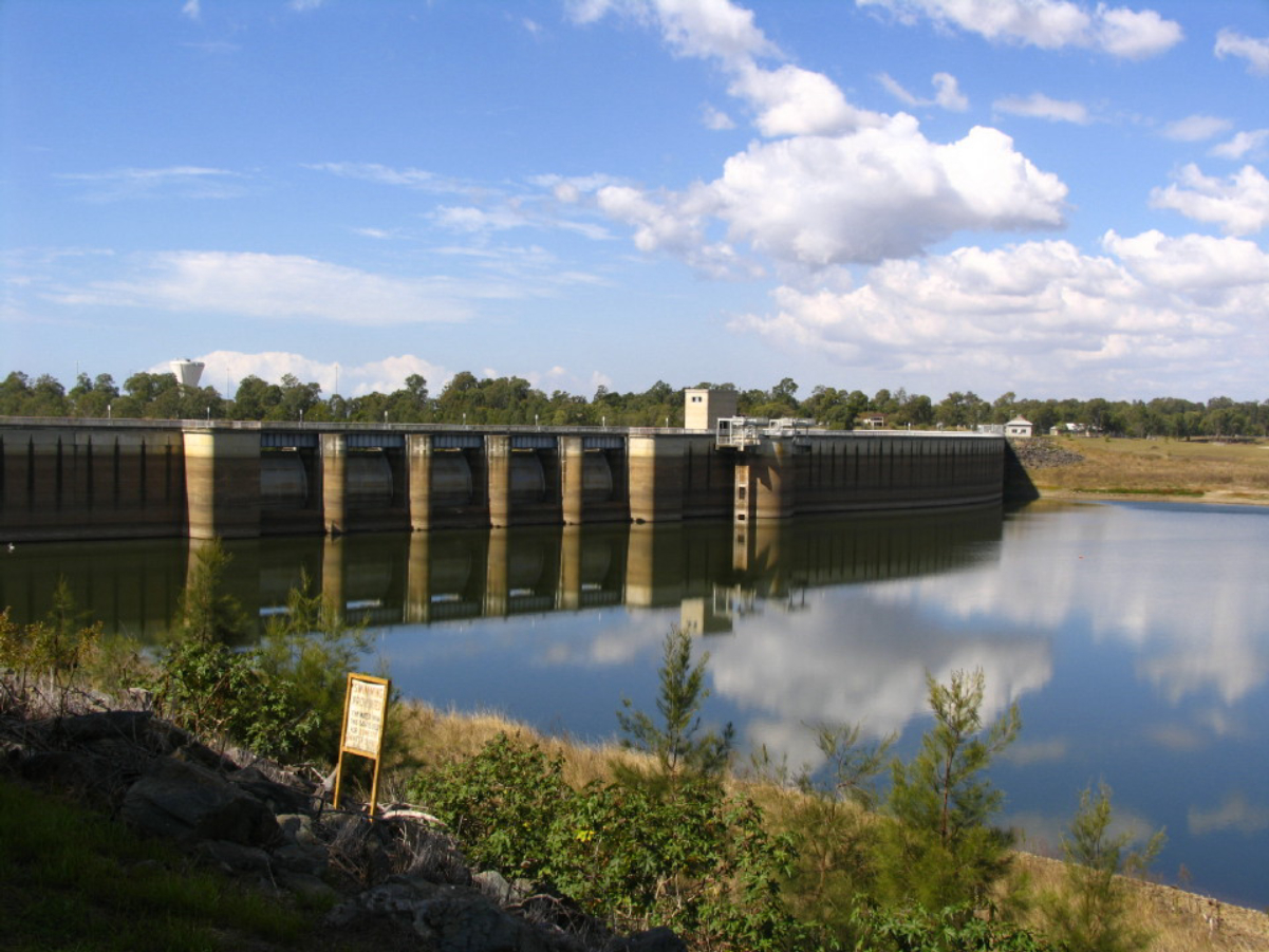 The dam wall in 2006, with the reservoir at 27% of capacity.