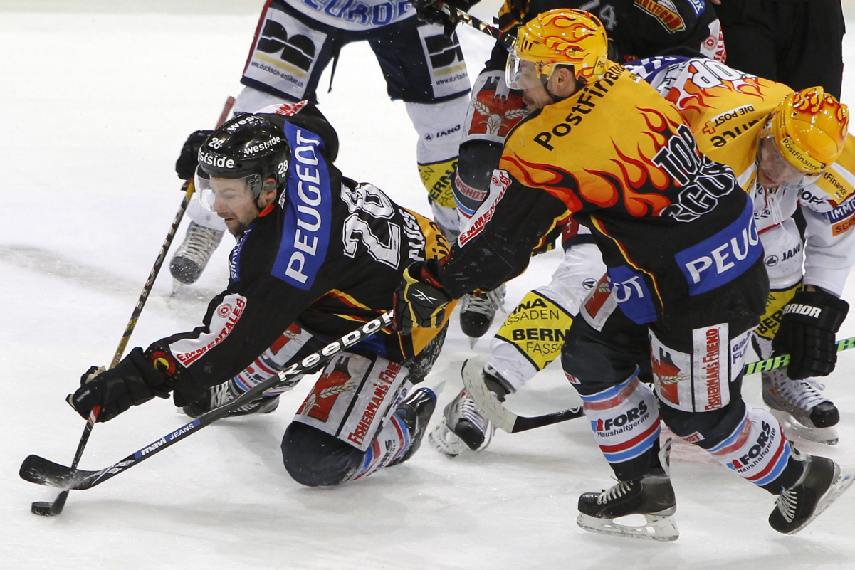 <a href="/content/Ivo_R%C3%BCthemann" style="color:blue">Ivo Rüthemann</a>, PostFinance Top Scorer of <a href="/content/SC_Bern" style="color:blue">SC Bern</a>, 2009/10 Swiss champions.