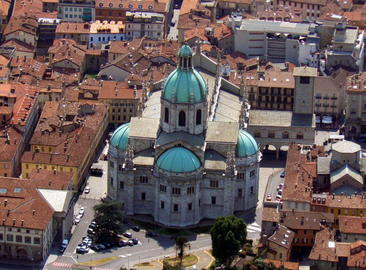 Aerial view of the cathedral in <a href="/content/Como" style="color:blue">Como</a>