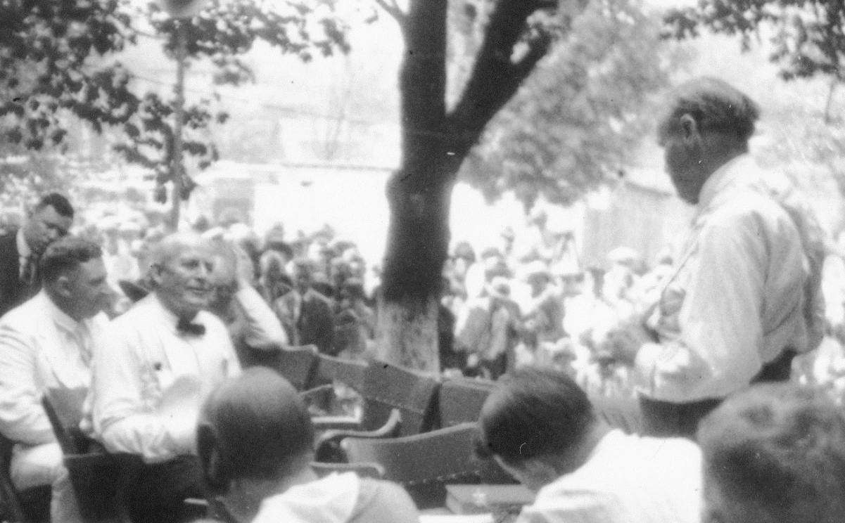 On the trial's seventh day, proceedings were moved outdoors because of excessive heat. <a href="/content/William_Jennings_Bryan" style="color:blue">William Jennings Bryan</a> (seated, left) is being questioned by <a href="/content/Clarence_Darrow" style="color:blue">Clarence Darrow</a>.