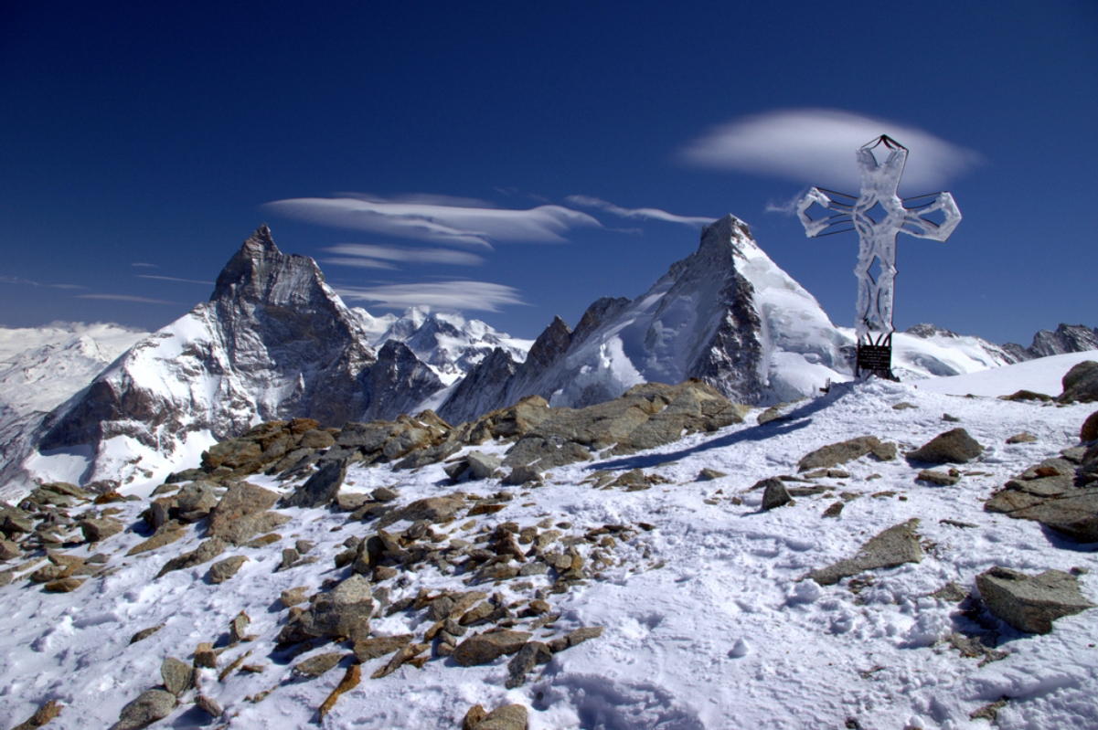 View from the summit over the <a href="/content/Matterhorn" style="color:blue">Matterhorn</a> (left) and <a href="/content/Dent_d%27H%C3%A9rens" style="color:blue">Dent d'Hérens</a> (right)