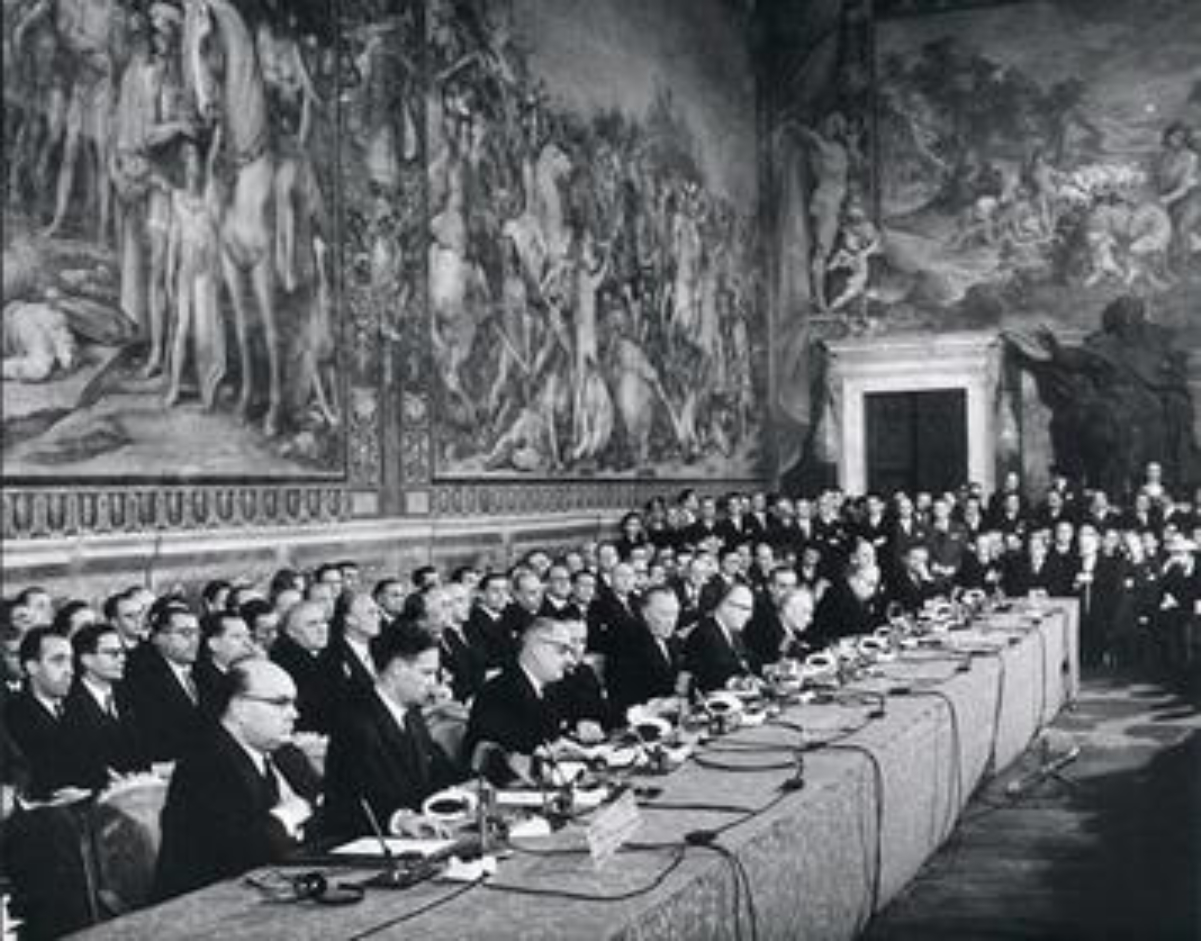 The signing ceremony of the Treaty at the <i><a href="/content/Palazzo_dei_Conservatori" style="color:blue">Palazzo dei Conservatori</a></i> on the Capitoline Hill
