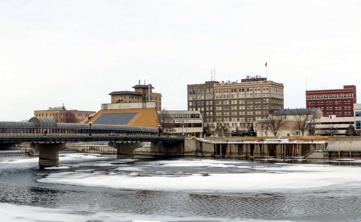 Downtown Waterloo from the west bank of <a href="/content/Cedar_River_(Iowa_River)" style="color:blue">Cedar River</a>
